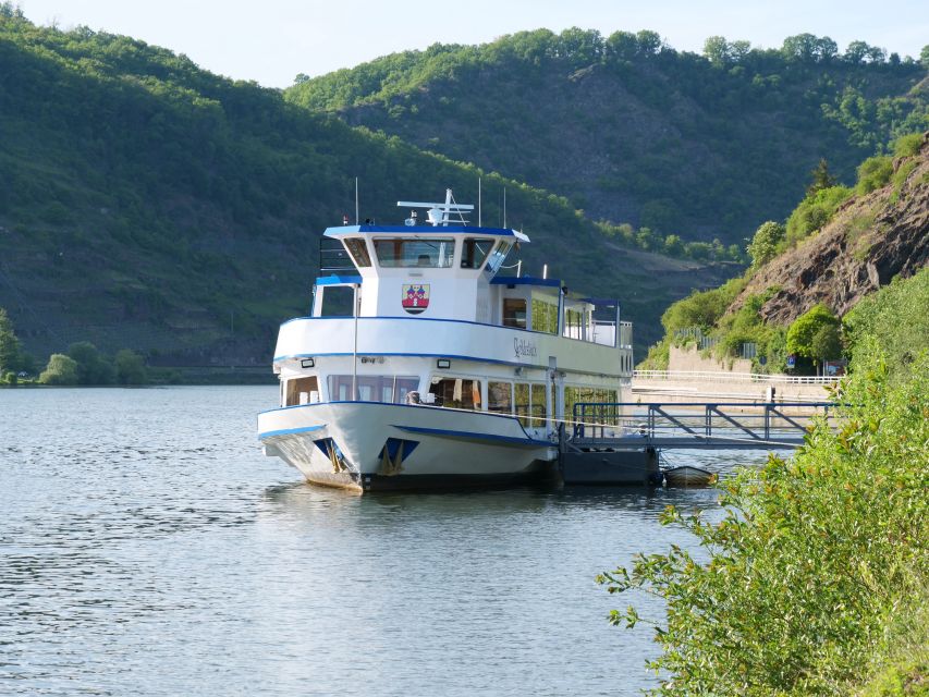 Evening-Cruise to the fireworks of the Cochemer Winefest. - The two-hour run toward Cochem