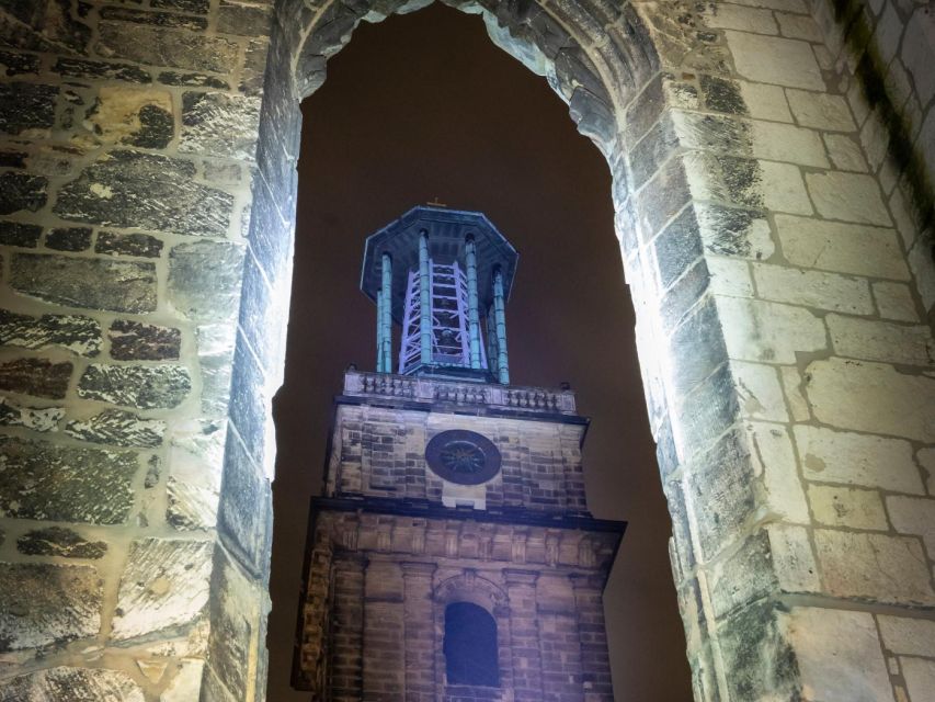 Flashlight tour for children/teenagers - Following the flashlight beam