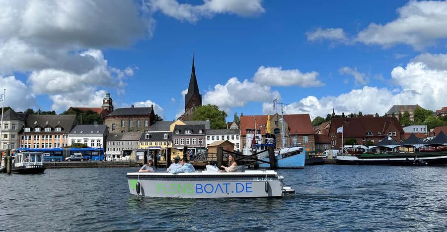 Flensburg: E-Boat rent - German instruction and practical preparation