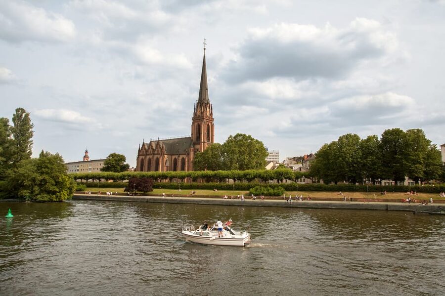 Frankfurt: 1-Hour Panorama Boat Cruise on the river Main - Who should book this boat ride?