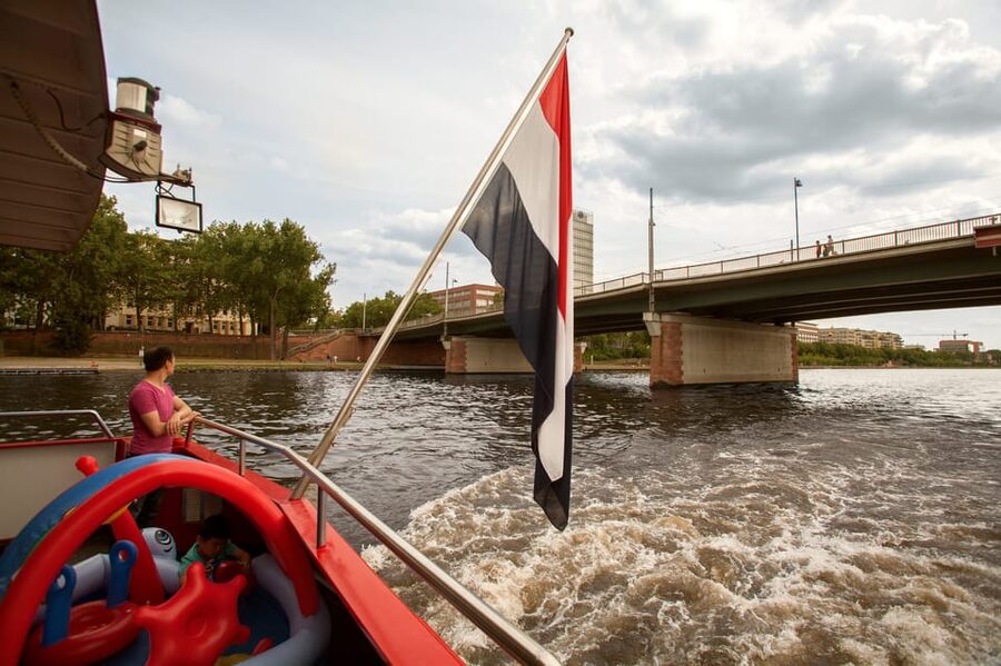 Frankfurt: 1-Hour Panorama Boat Cruise on the river Main - Drinks, seating, and the one-hour pace