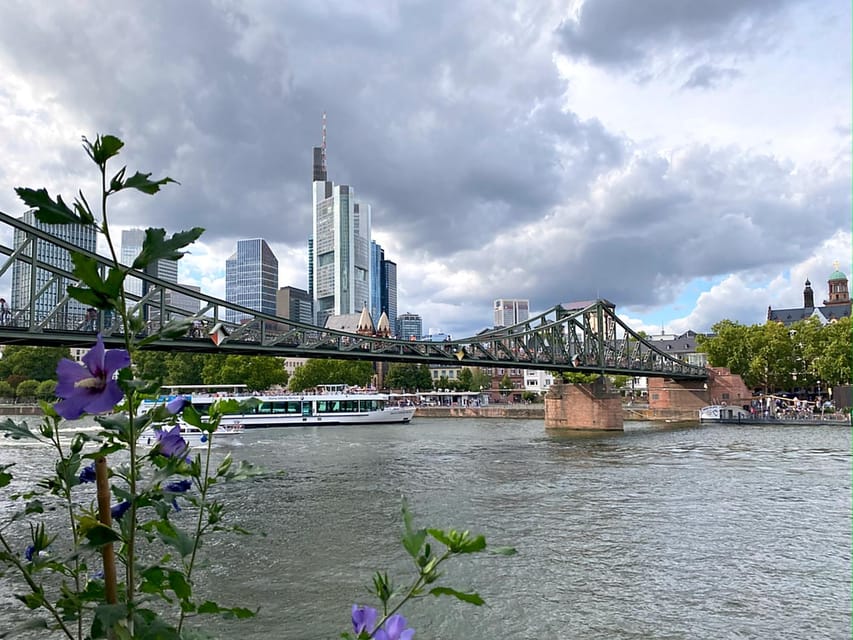 Frankfurt: Discover the heart of Frankfurt - a city tour in German - Starting at Paulskirche, a church with political weight