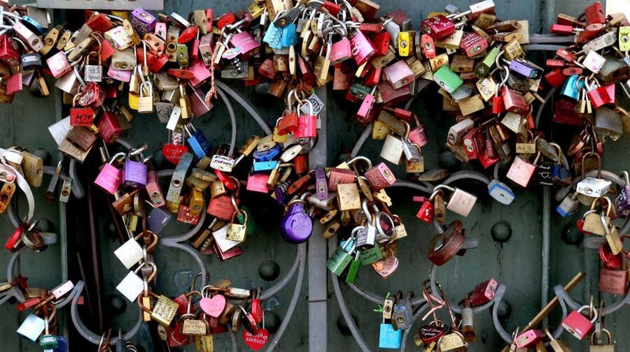Frankfurt: Discover the heart of Frankfurt – a city tour in Russian - Across the Iron Bridge toward the Main River