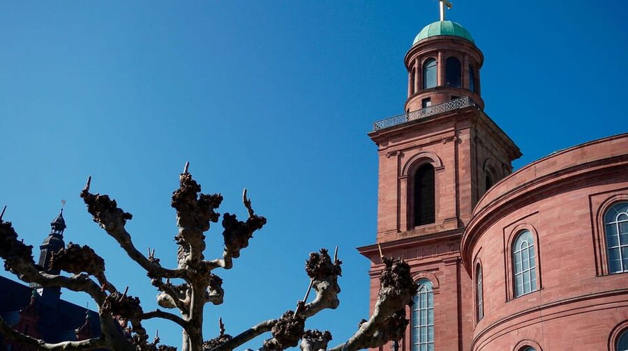 Frankfurt: Discover the heart of Frankfurt – a city tour in Russian - Römerberg’s fountains, churches, and civic symbols