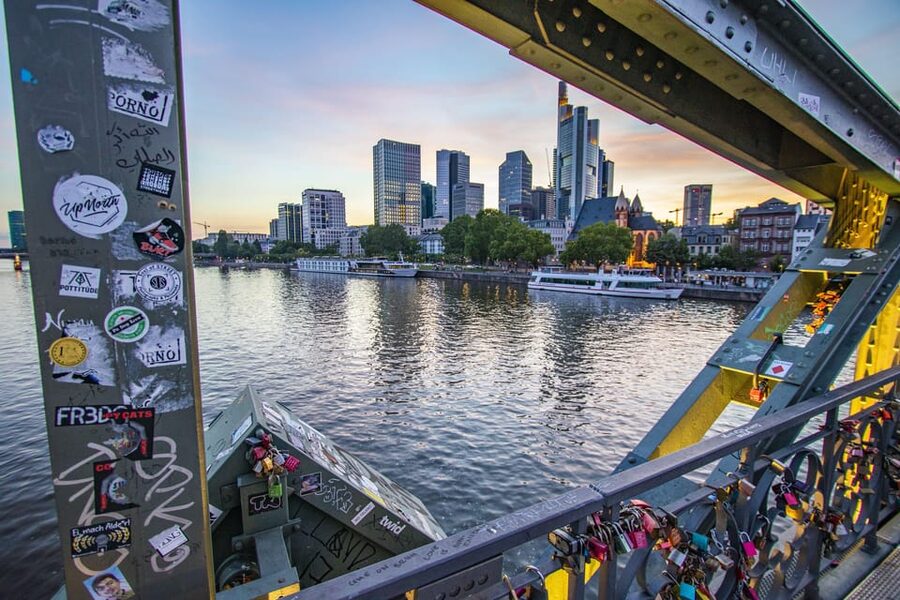 Frankfurt: Express Walk with a Local in 60 minutes - Goethe House and the city’s literary connection