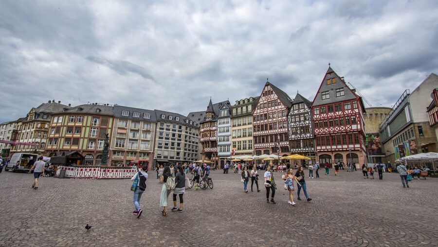 Frankfurt: Express Walk with a Local in 60 minutes - Local tips are the practical payoff
