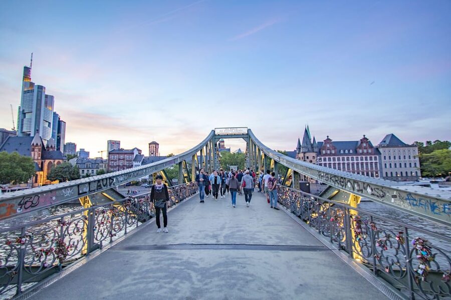 Frankfurt: Express Walk with a Local in 60 minutes - How to get the best walk