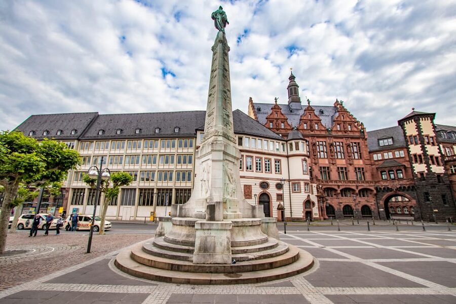 Frankfurt: Express Walk with a Local in 60 minutes - Who should book this Frankfurt walk?