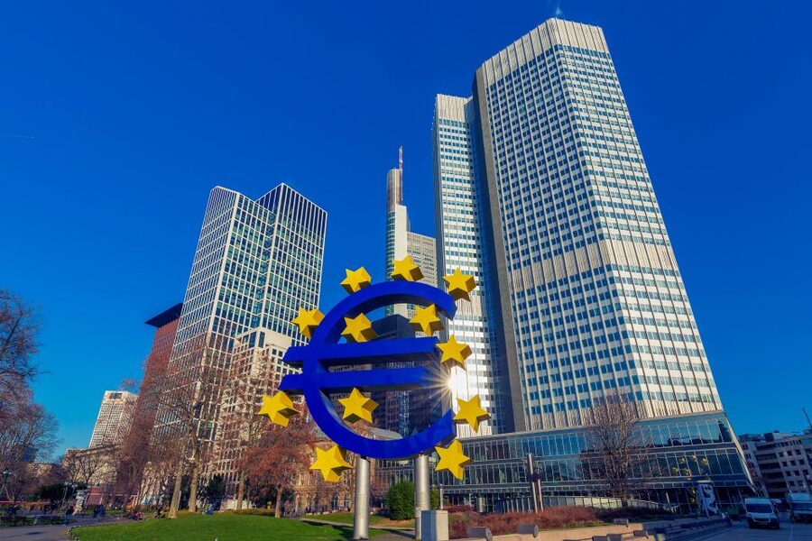 Frankfurt: Guided Bike Tour - Crossing the Main and entering the historic center