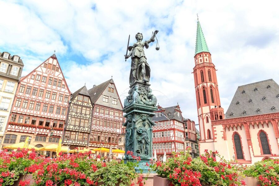 Frankfurt: Guided Bike Tour - Returning across the East Harbor Bridge