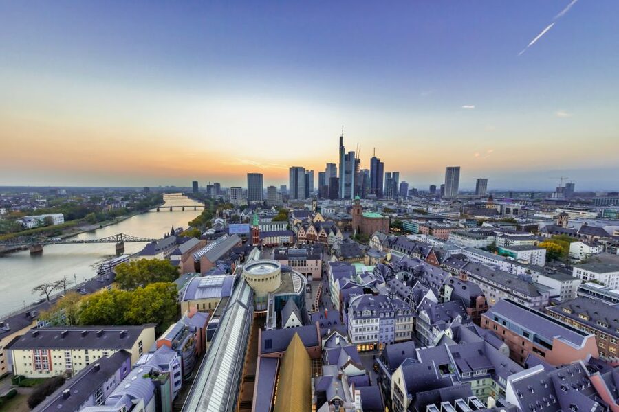 Frankfurt: Highlights and New Old Town English-Language Tour - Looking toward the Museum Embankment and its 39 museums