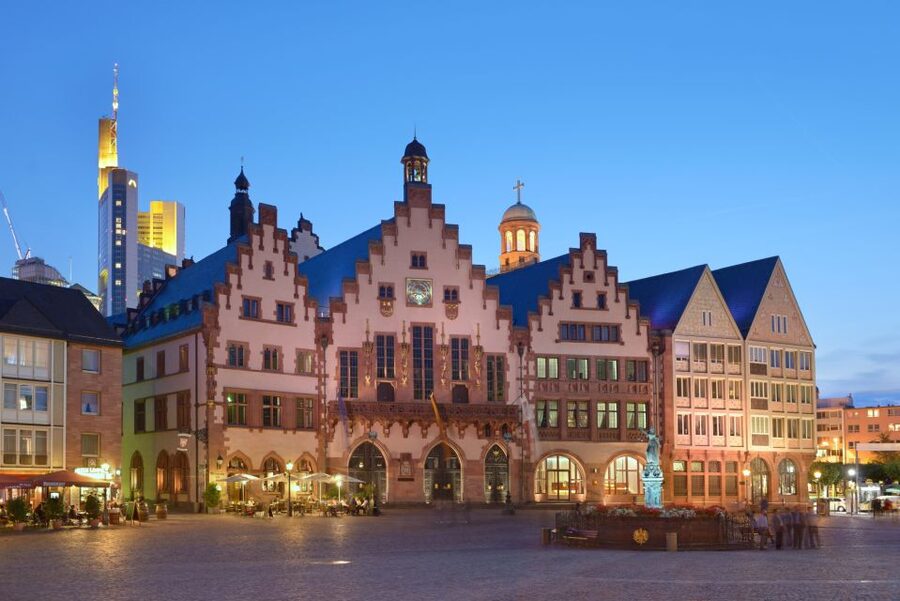 Frankfurt: Highlights and New Old Town English-Language Tour - Walking through the reconstructed half-timbered center
