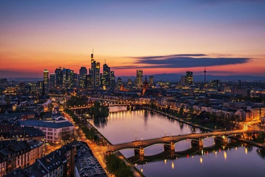 Frankfurt : Highlights & hidden Gems Private Walking Tour - Start at TARGOBANK and set the tone