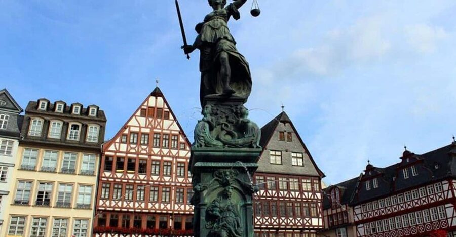 Frankfurt: Must-See Attractions Walking Tour with a Guide - The Städel Museum and the financial district