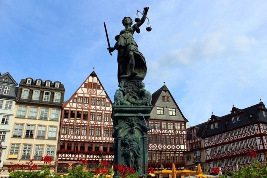 Frankfurt: Must-See Attractions Walking Tour with a Guide - Starting at the Fountain of Justice
