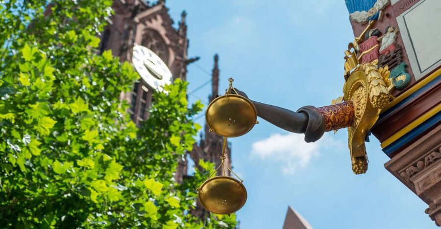 Frankfurt: New Old Town and Highlights German-Language Tour - The cathedral and Frankfurt’s older centre