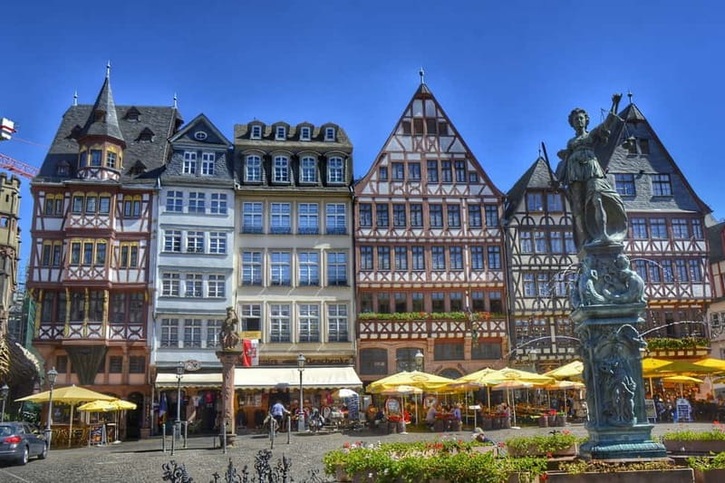 Frankfurt: Old Town Historical Walking Tour in German - A guide-led walk rather than a self-guided photo route