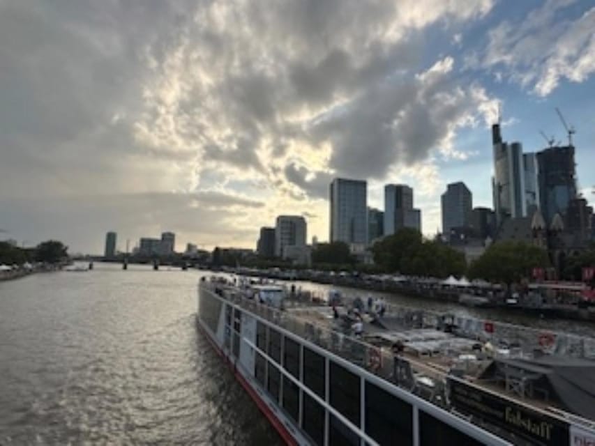 Frankfurt on Foot Daily Walking Tour in English - The guides and the pace