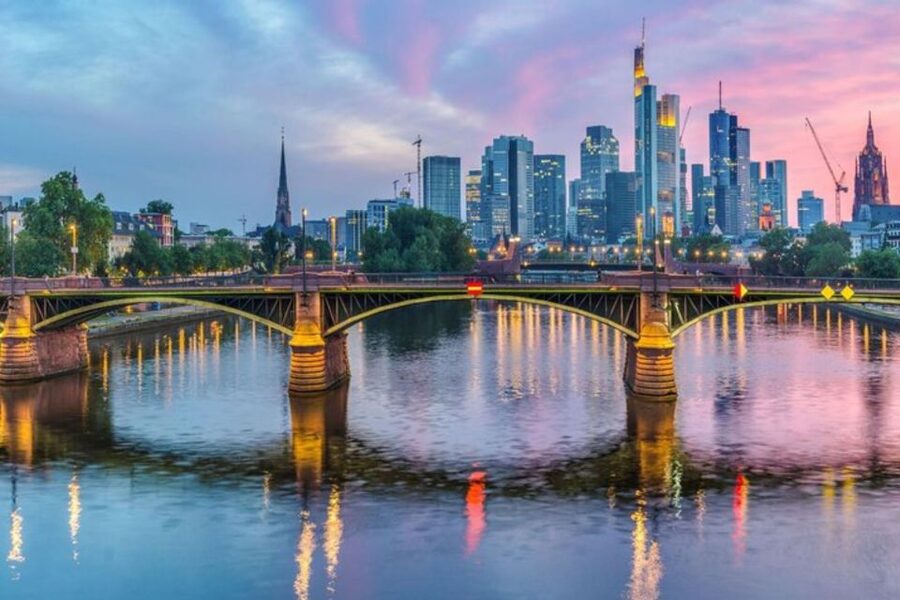 Frankfurt: Private custom tour with a local guide - Choosing between two hours and eight