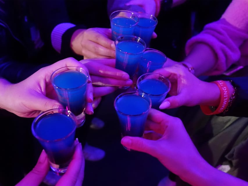 Frankfurt: Private pub crawl with insider-guide & free shots - Starting at Affentorplatz with a clear meeting point