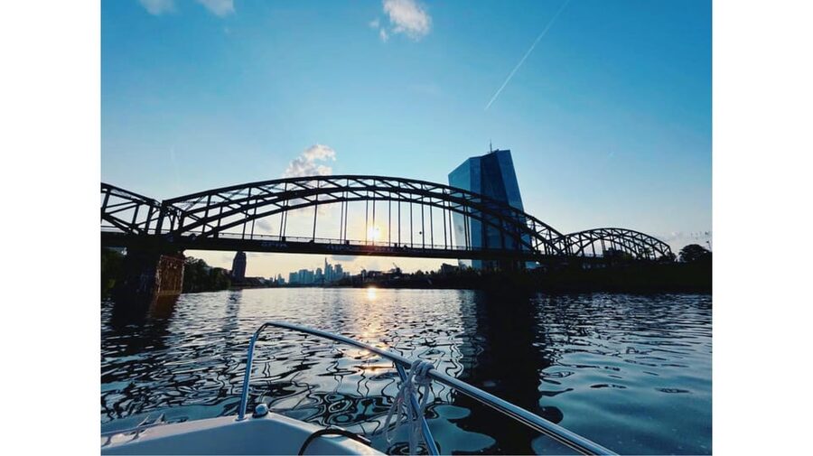 Frankfurt: Private Romantic Skyline Boat Tour - Museumsufer and the Eiserner Steg