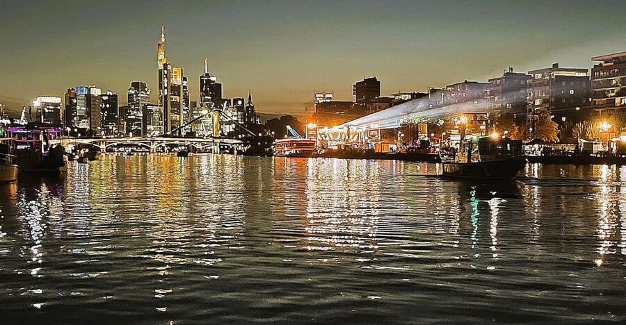 Frankfurt: Private Romantic Skyline Boat Tour - Setting out beside the Städel Museum