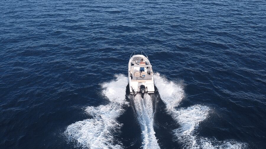 Frankfurt: Private Sport Boat Tour - Speed, Fun & Skyline - How this compares with a regular city cruise