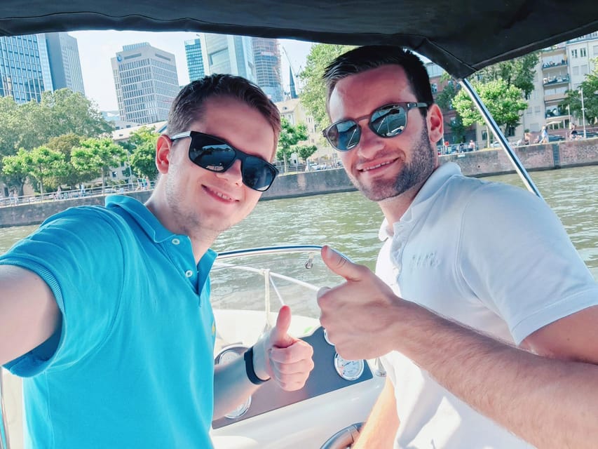 Frankfurt: Private Sport Boat Tour - Speed, Fun & Skyline - Welcome drink and the private-group advantage