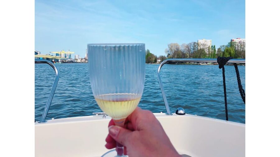 Frankfurt: Private Sport Boat Tour - Speed, Fun & Skyline - The first 15 minutes: sporty cruising on the Main