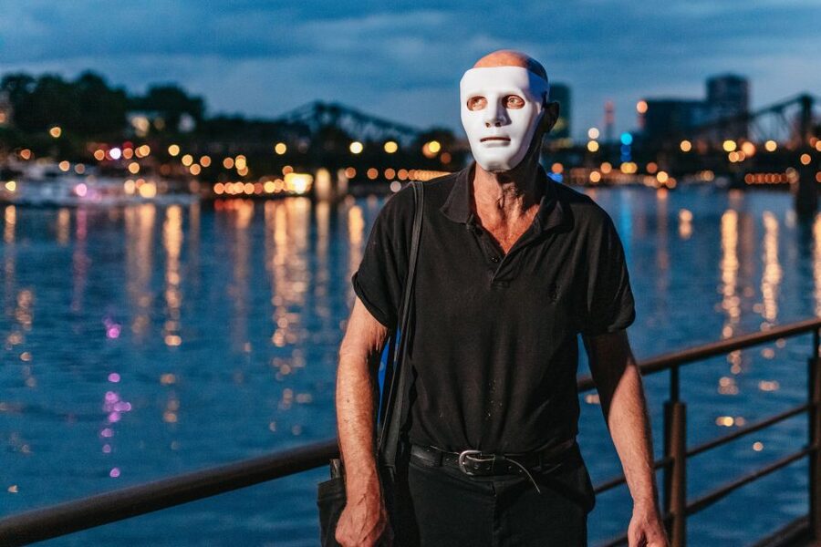Frankfurt: "The Sandman" Nightmarish Walking Tour - Eiserner Steg brings the best open view
