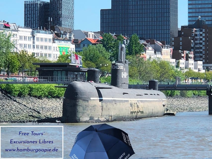 Free Tour: Port, Red Light District and Beatles. You decide how much to pay at the end - Entering St. Pauli and the Red Light District
