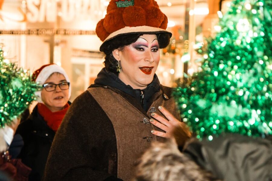 Freiburg: Christmas Tour with Drag Queen Betty BBQ - A Christmas walk with a very different guide