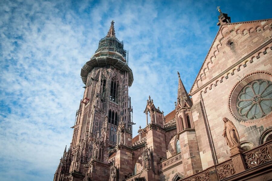 Freiburg: Tour of the city with cathedral visit - Narrow alleys and the facades of the old center