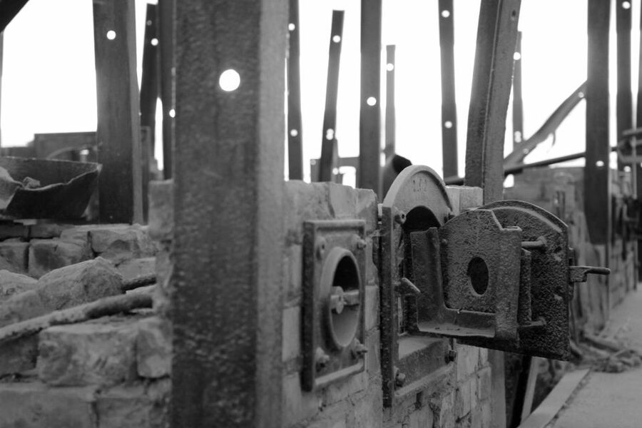 From Berlin: Licensed Sachsenhausen Tour with max. 15 people - The shoe-testing track, kitchen, and infirmary