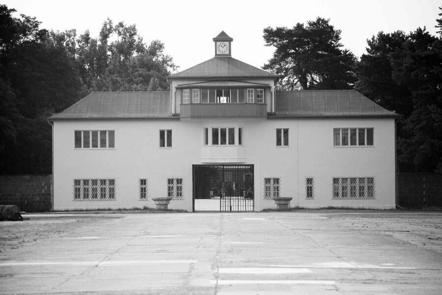 From Berlin: Licensed Sachsenhausen Tour with max. 15 people - Meeting at Hackescher Markt and taking the train north