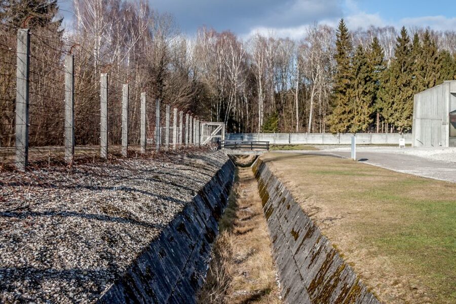 From Munich: Dachau Memorial Site Full-Day Tour - Walking through the Jourhaus and Appellplatz