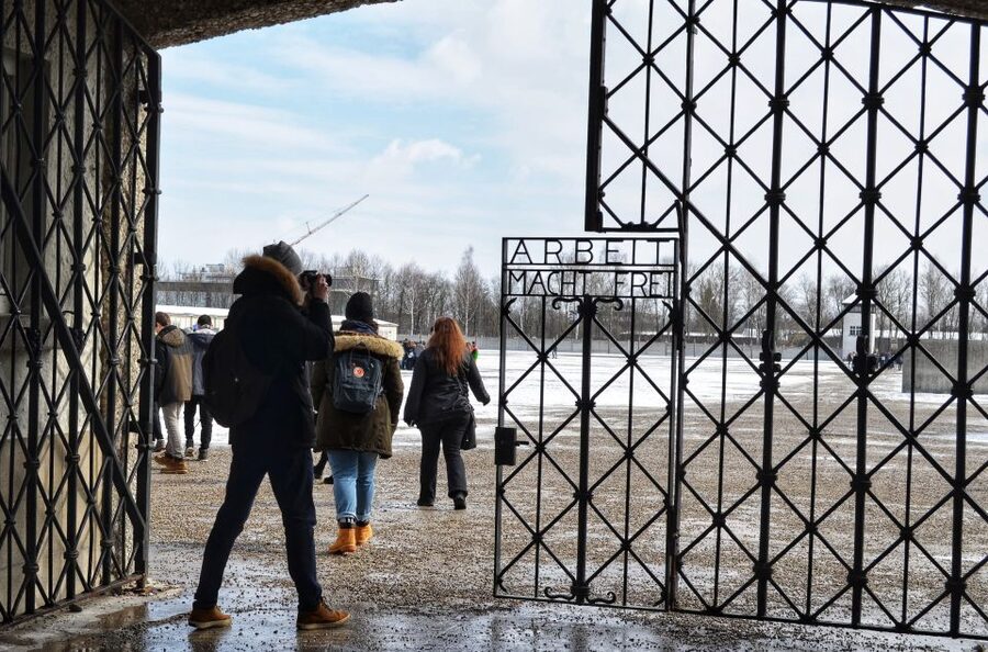 From Munich: Dachau Memorial Site Tour in Spanish - Meeting Under the Karlstor Gate