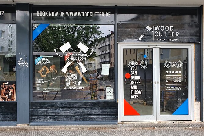 Guided Axe Throwing Experience in Frankfurt Altstadt - Trick shots for people who catch on quickly