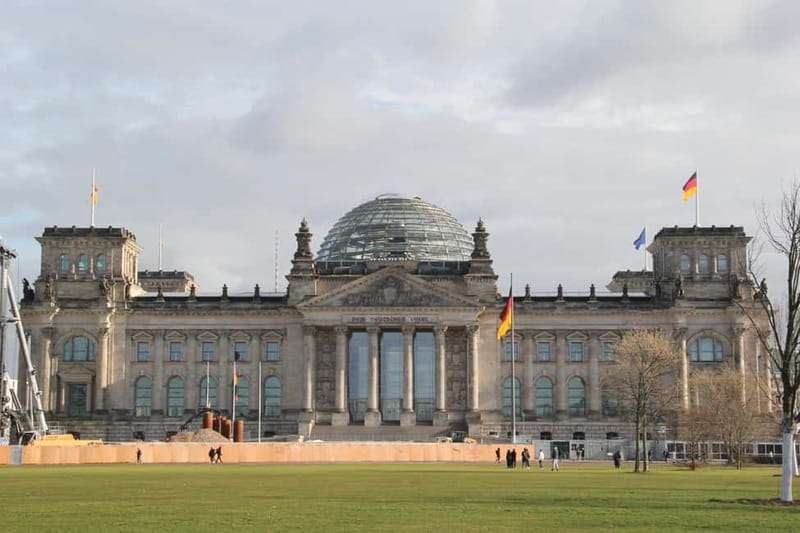 Guided Insider Tour Government and Parliament District - The Federal Chancellery and the scale of government