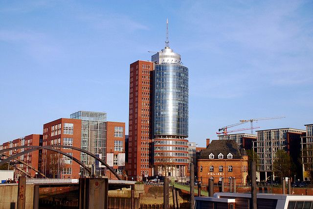 Hamburg: 1.5-Hour Comedy Bus Tour in German - Key points at a glance