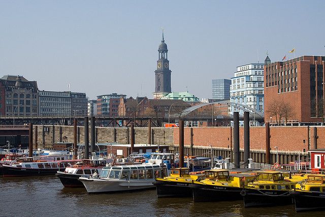 Hamburg: 1.5-Hour Comedy Bus Tour in German - Reeperbahn and St. Pauli set the tone