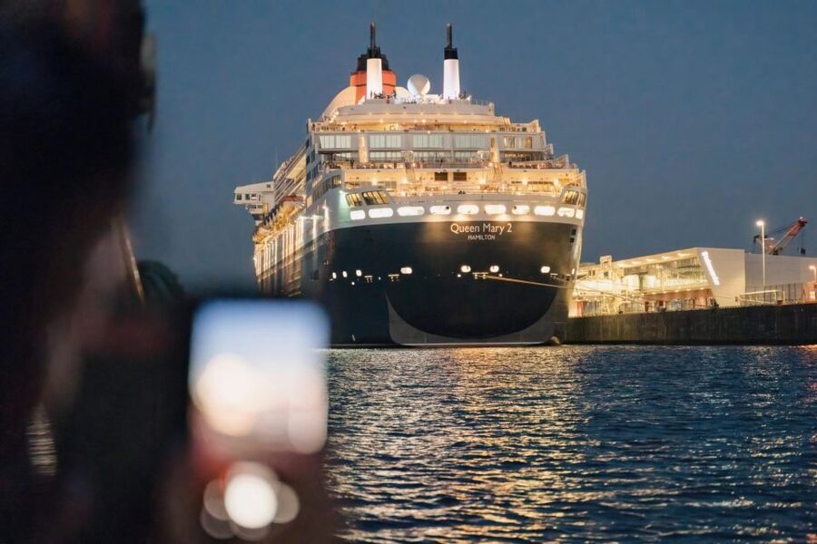 Hamburg: 1.5-Hour Evening Lights Harbour Cruise on a Ship - Why Hamburg Harbor looks best after dark