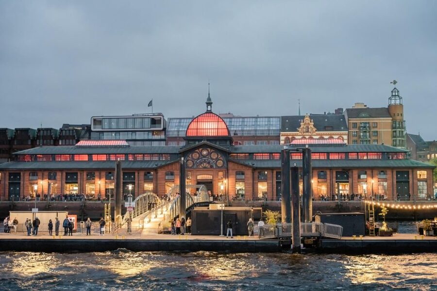 Hamburg: 1.5-Hour Evening Lights Harbour Cruise on a Ship - Waltershof and the container port