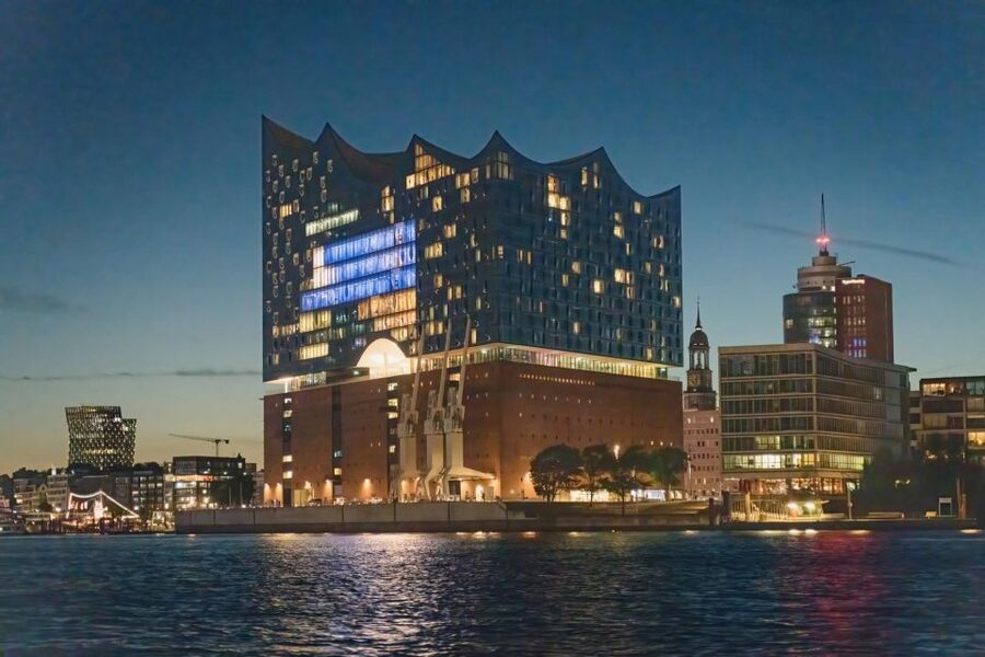 Hamburg: 1.5-Hour Evening Lights Harbour Cruise on a Ship - Who should book this evening harbor cruise?