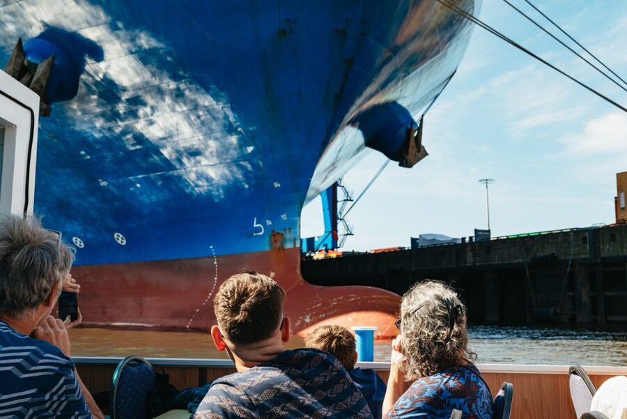 Hamburg: 1.5-Hour Harbor and Speicherstadt Day Cruise - German guide or audio app?