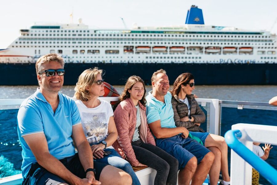 Hamburg: 1.5-Hour Harbor and Speicherstadt Day Cruise - Comfort, seating, and what to bring