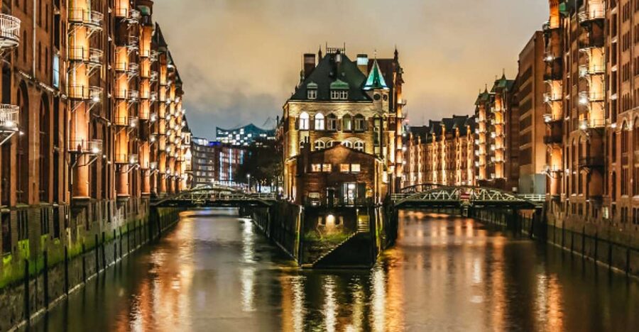 Hamburg: 1.5h Grand Harbor Evening Lights Cruise - Starting at Landungsbrücken and Pier 3