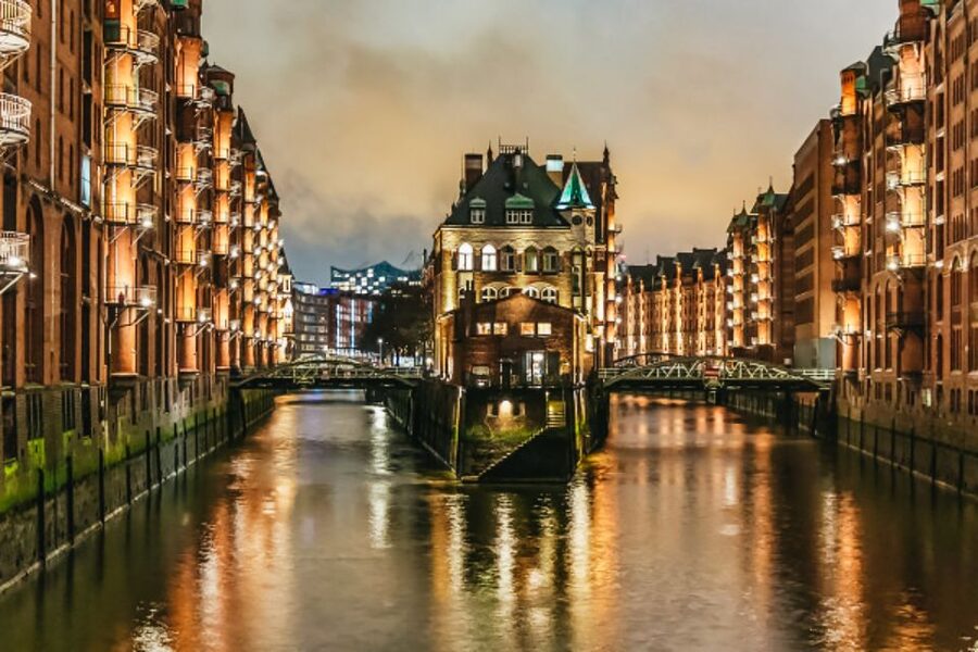 Hamburg: 1.5h Grand Harbor Evening Lights Cruise - Elbphilharmonie and HafenCity after dark