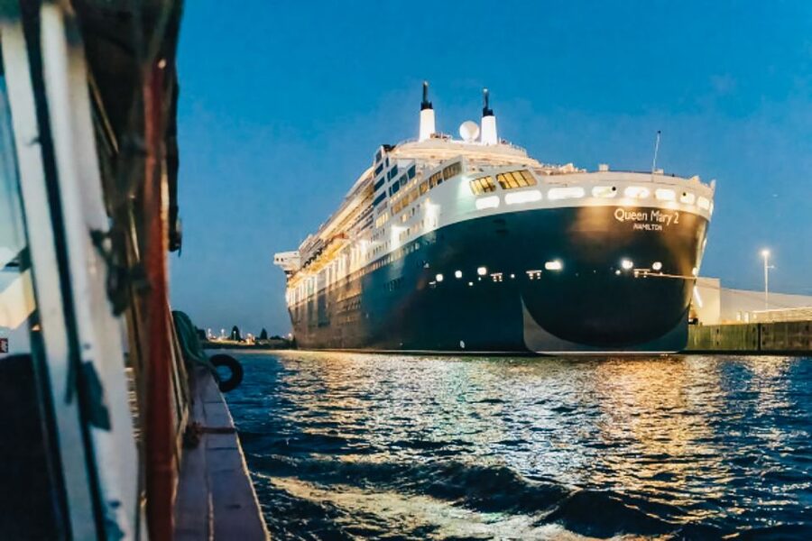 Hamburg: 1.5h Grand Harbor Evening Lights Cruise - What the 90 minutes feel like onboard