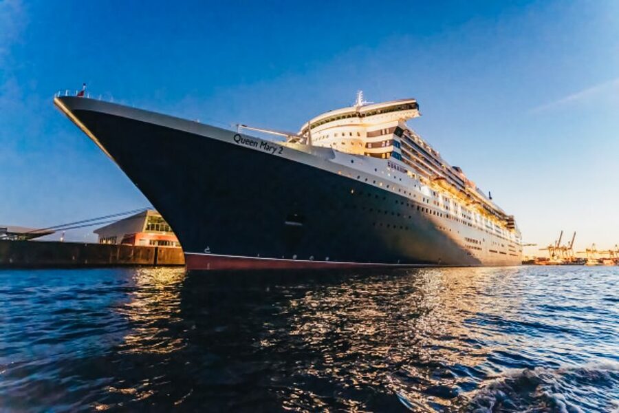 Hamburg: 1.5h Grand Harbor Evening Lights Cruise - German commentary and the value of local context